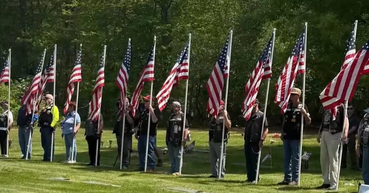 A World War II veteran had no one left to bury him. Then 1,500 strangers showed up.