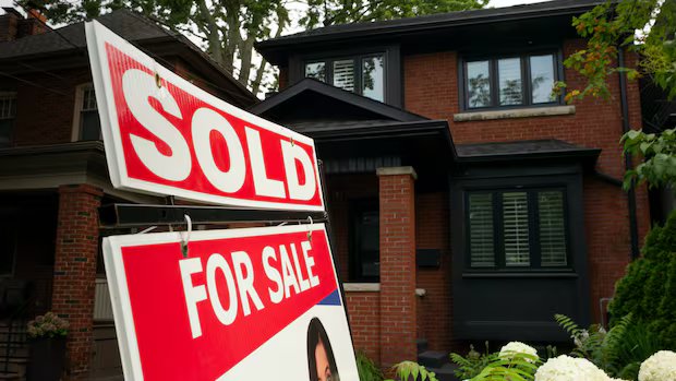 Canadians increasingly struggle to keep up with mortgage payments, report says