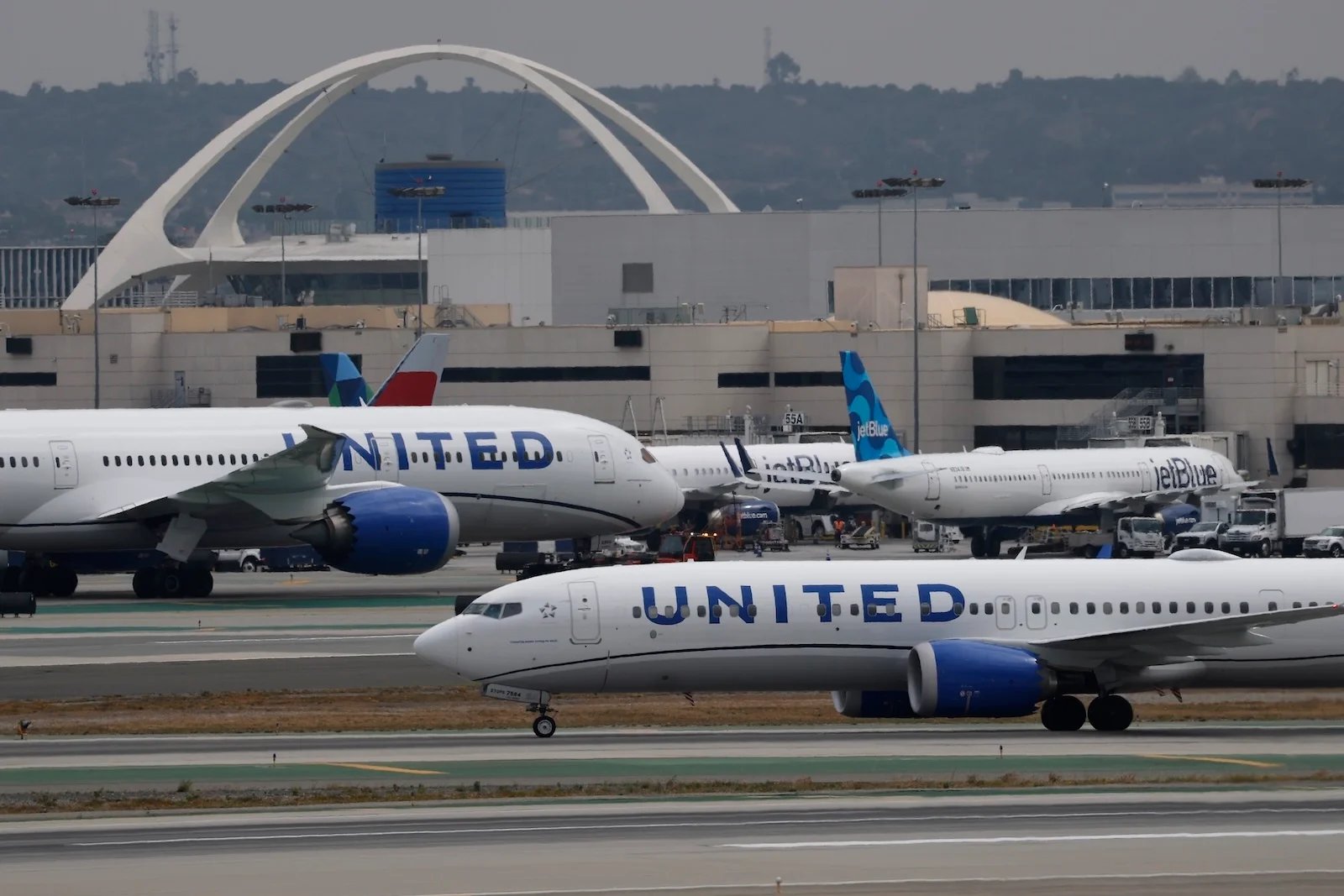 United Airlines rules out ‘idiotic’ JetBlue merger talk