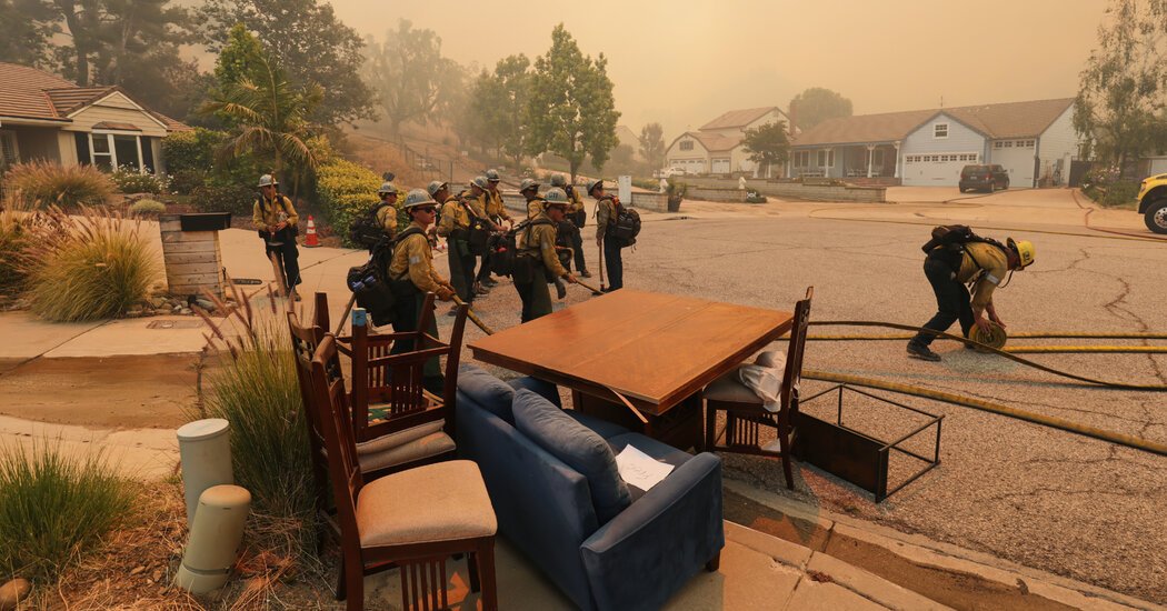 Sandy Fire in Simi Valley Threatens Thousands of Homes