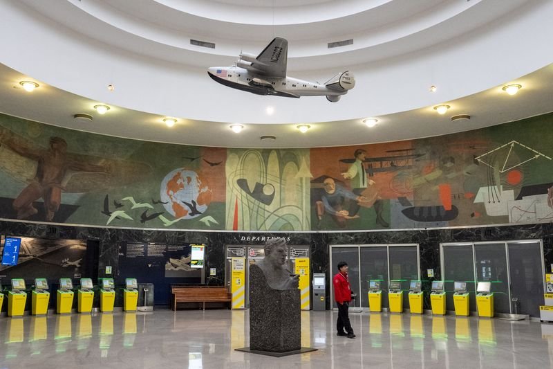 Airlines scramble to help stranded Spirit passengers after budget carrier collapses