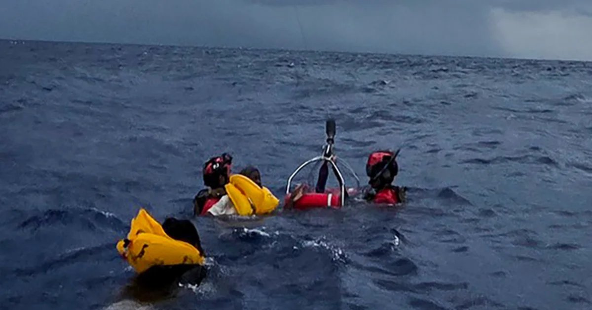 11 people survive plane crash off Florida coast