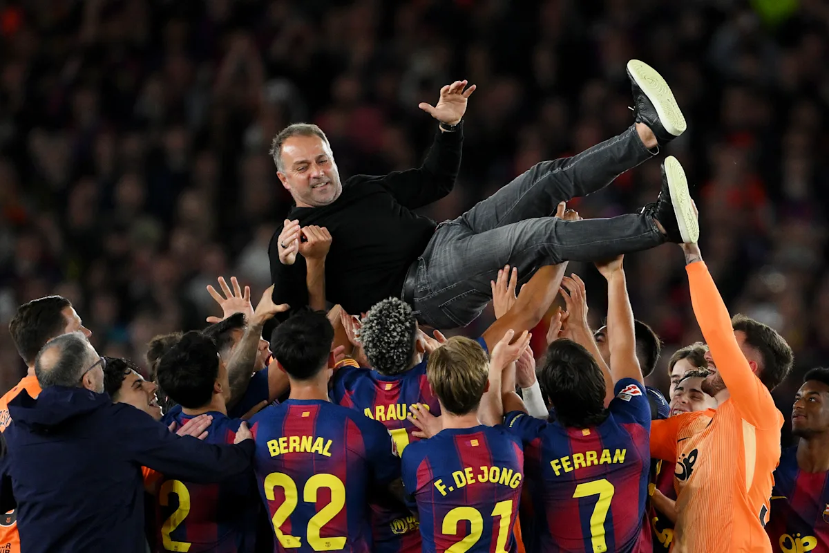 📸🔥 Flick carried shoulder-high, Barça celebrate league title No 29
