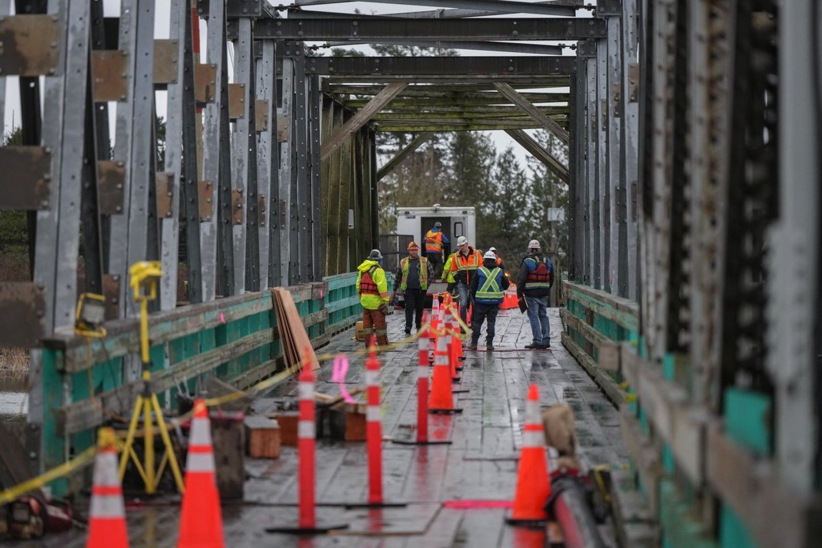 Union for hundreds of Metro Vancouver workers announce ban on overtime work