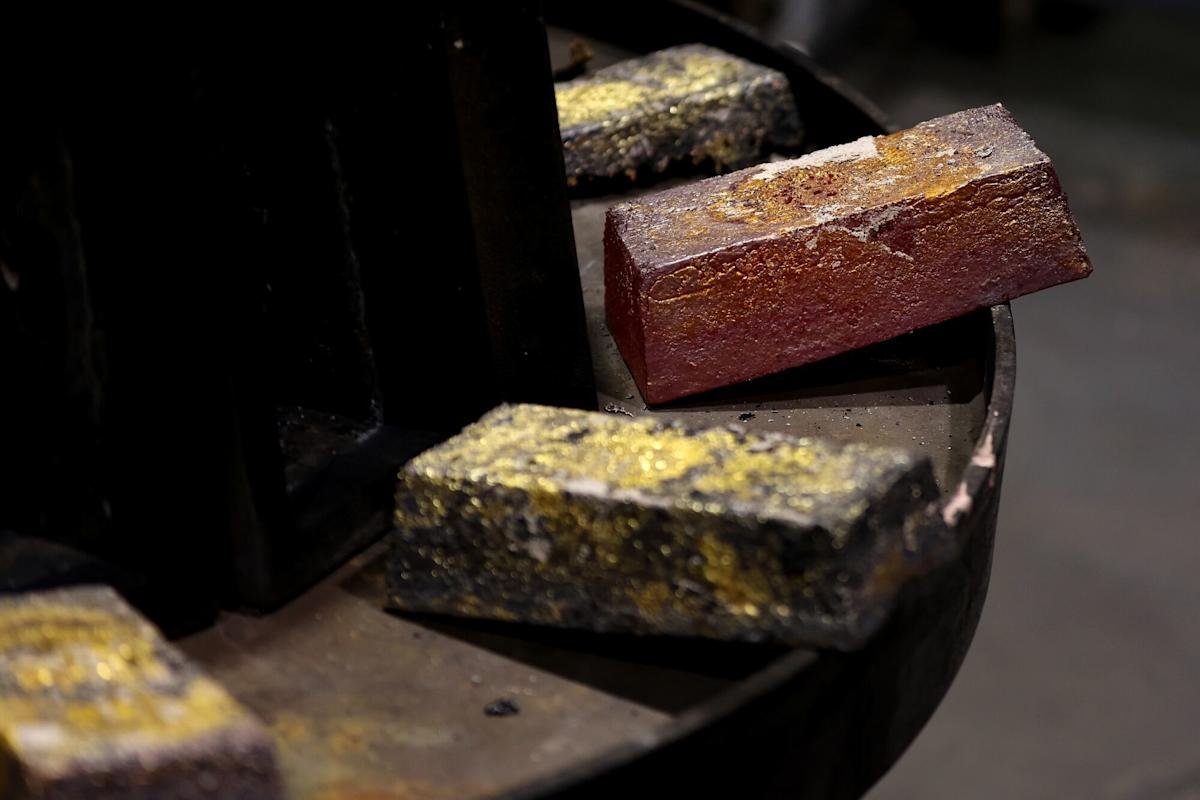 Gold Extends Hefty Gain as US-Iran Hopes Ease Inflation Fears