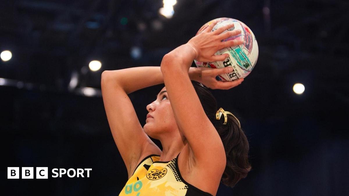 Netball Super League: Manchester Thunder finish top after last-gasp winner against Lightning as London Pulse finish second