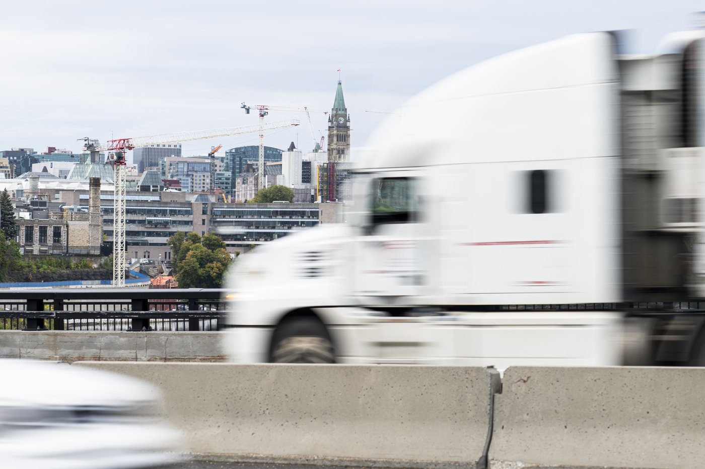 Commercial trucker training and licensing problematic in Ontario: auditor general
