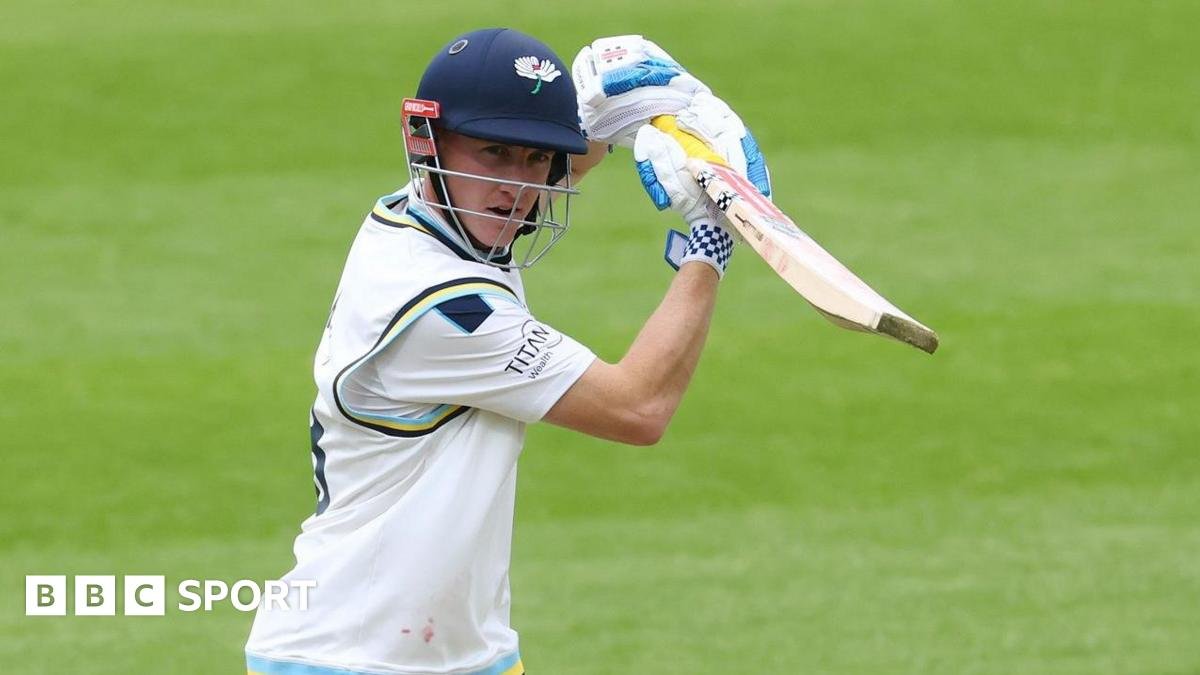County Championship: Warwickshire on top against Yorkshire