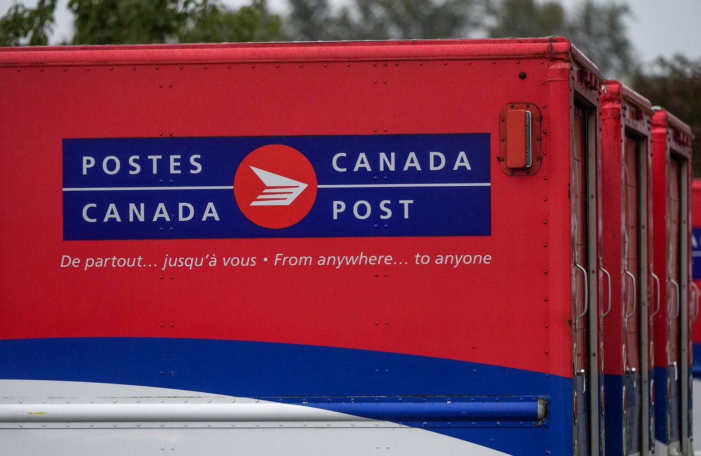 Feds greenlight $673 million to keep Canada Post afloat this year