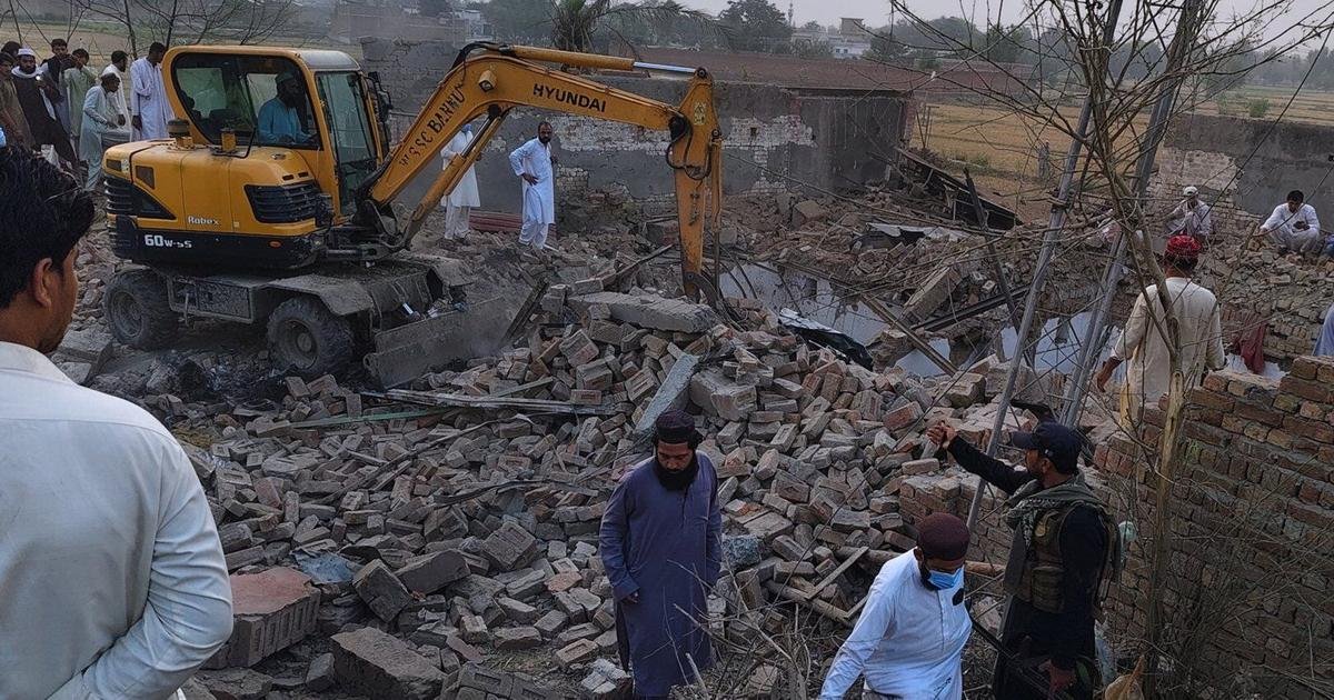 Death toll rises to 14 in Pakistan suicide attack. Pakistan Taliban splinter group claims blast