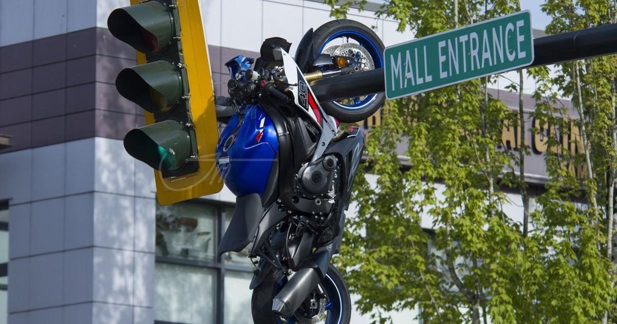 Crash in Delta, B.C., leaves motorcycle hanging from traffic light