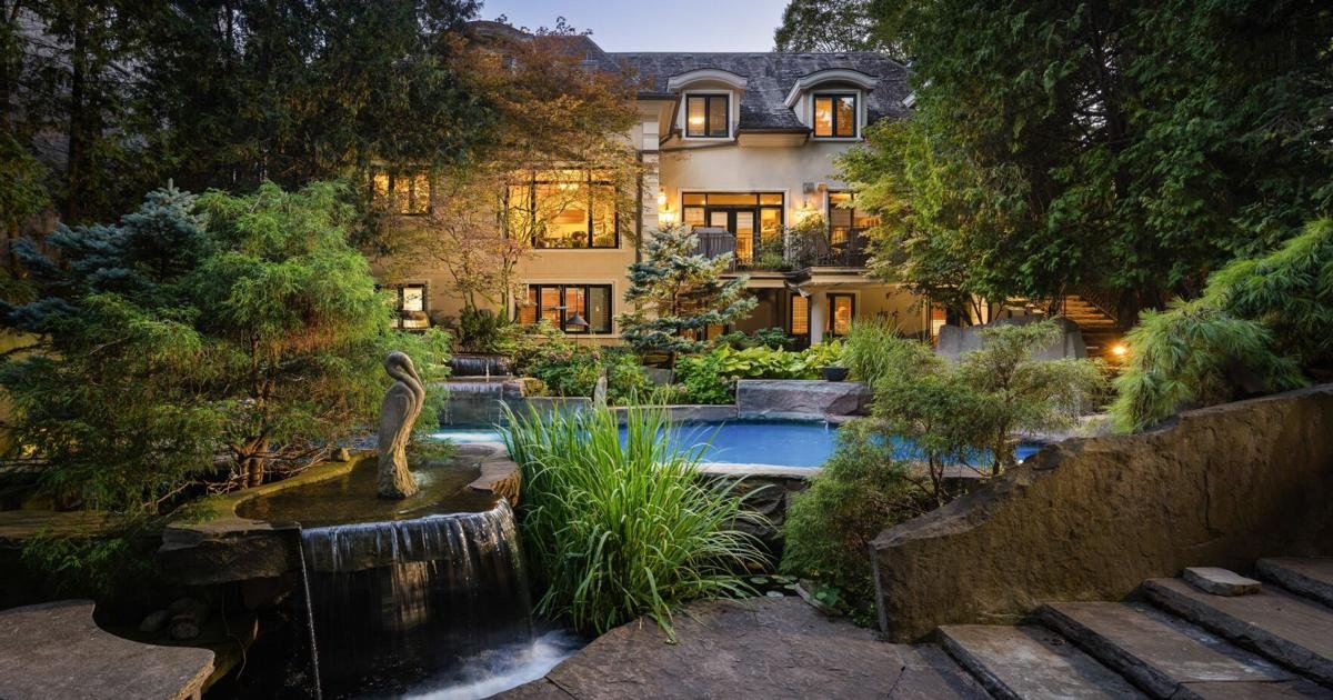 Inside an Etobicoke mansion on sale for $5.5 million. Here's why it's being billed as an 'entertainer's dream house'