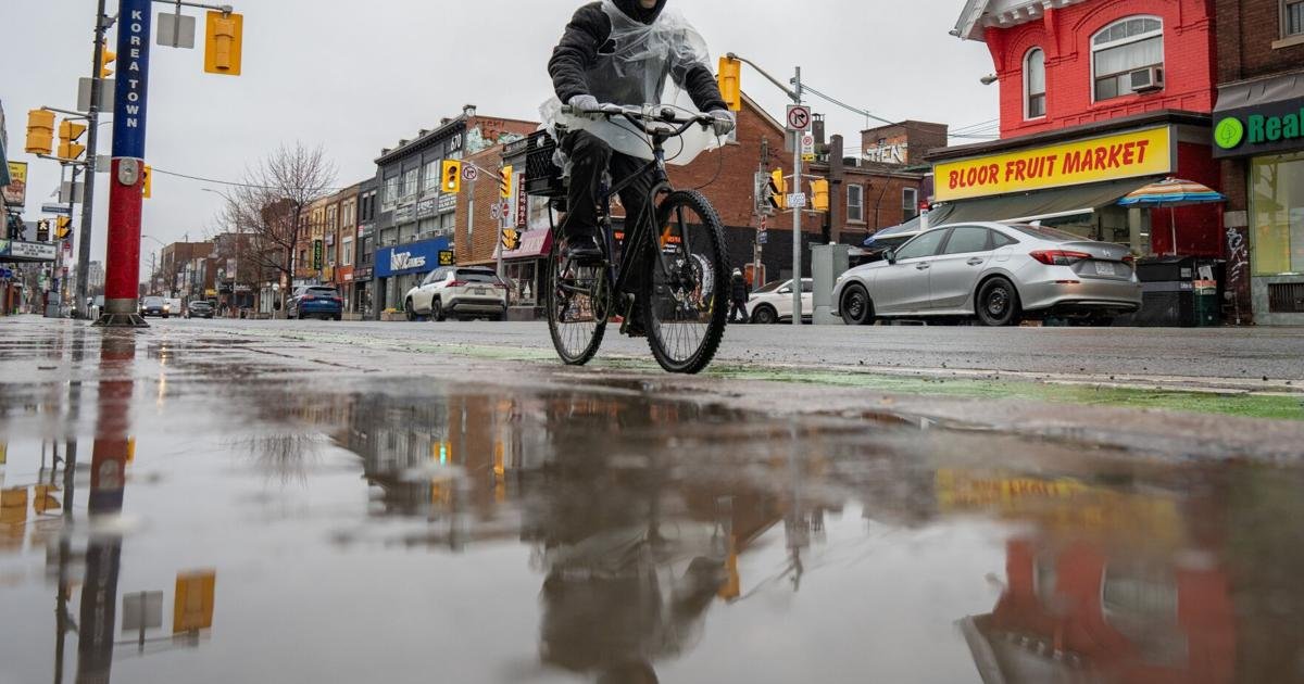 Heavy rain, strong wind gusts cause power outages and prompt flood advisories for Toronto