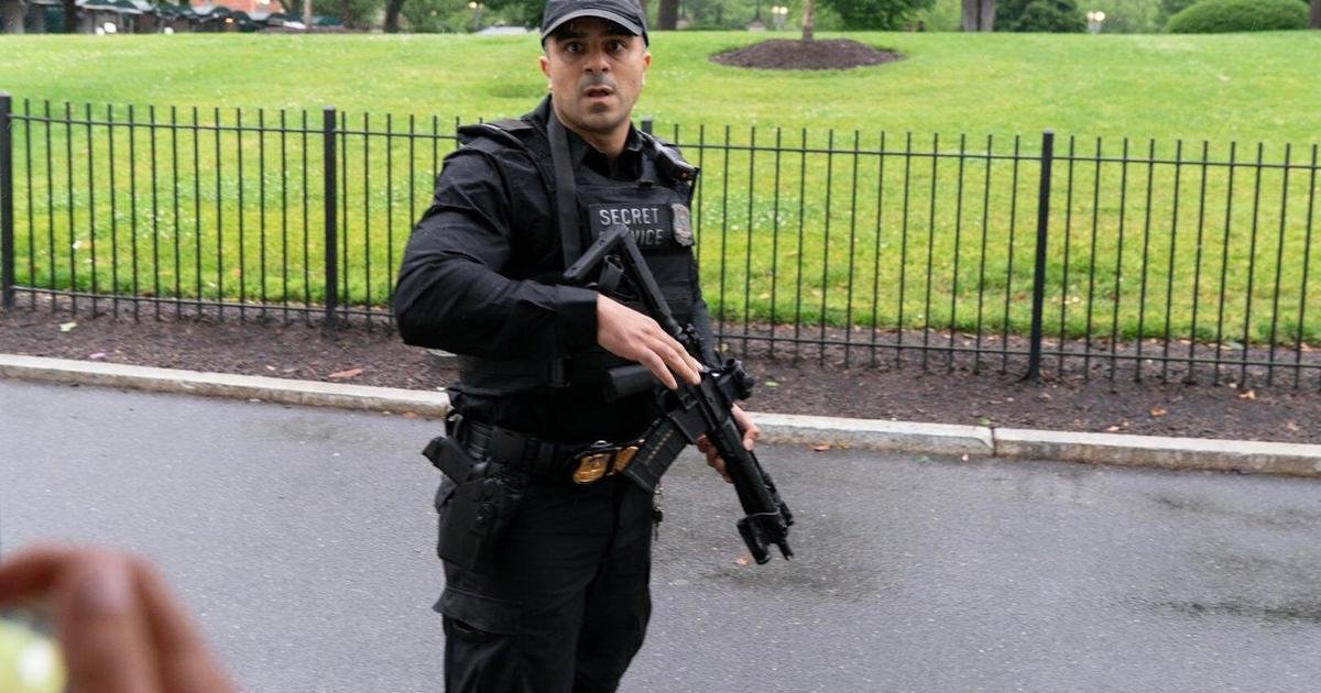 Suspect dead after approaching White House checkpoint with weapon, Secret Service says