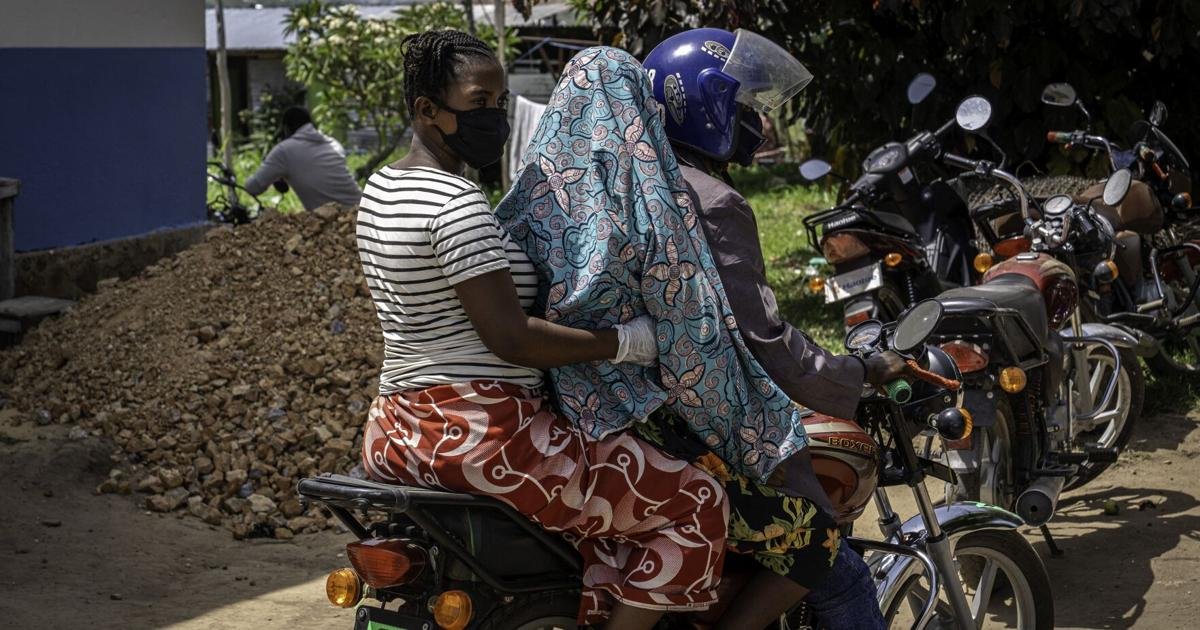 Canada tightens travel and quarantine rules over Ebola fears