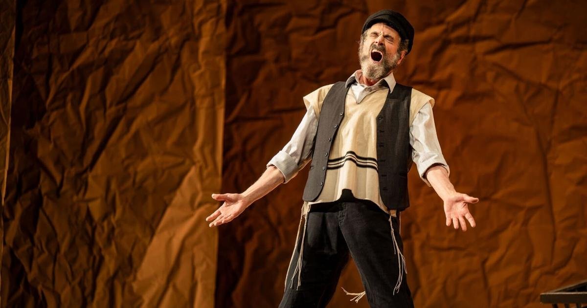This powerful Yiddish revival of ‘Fiddler on the Roof’ will leave you completely verklempt