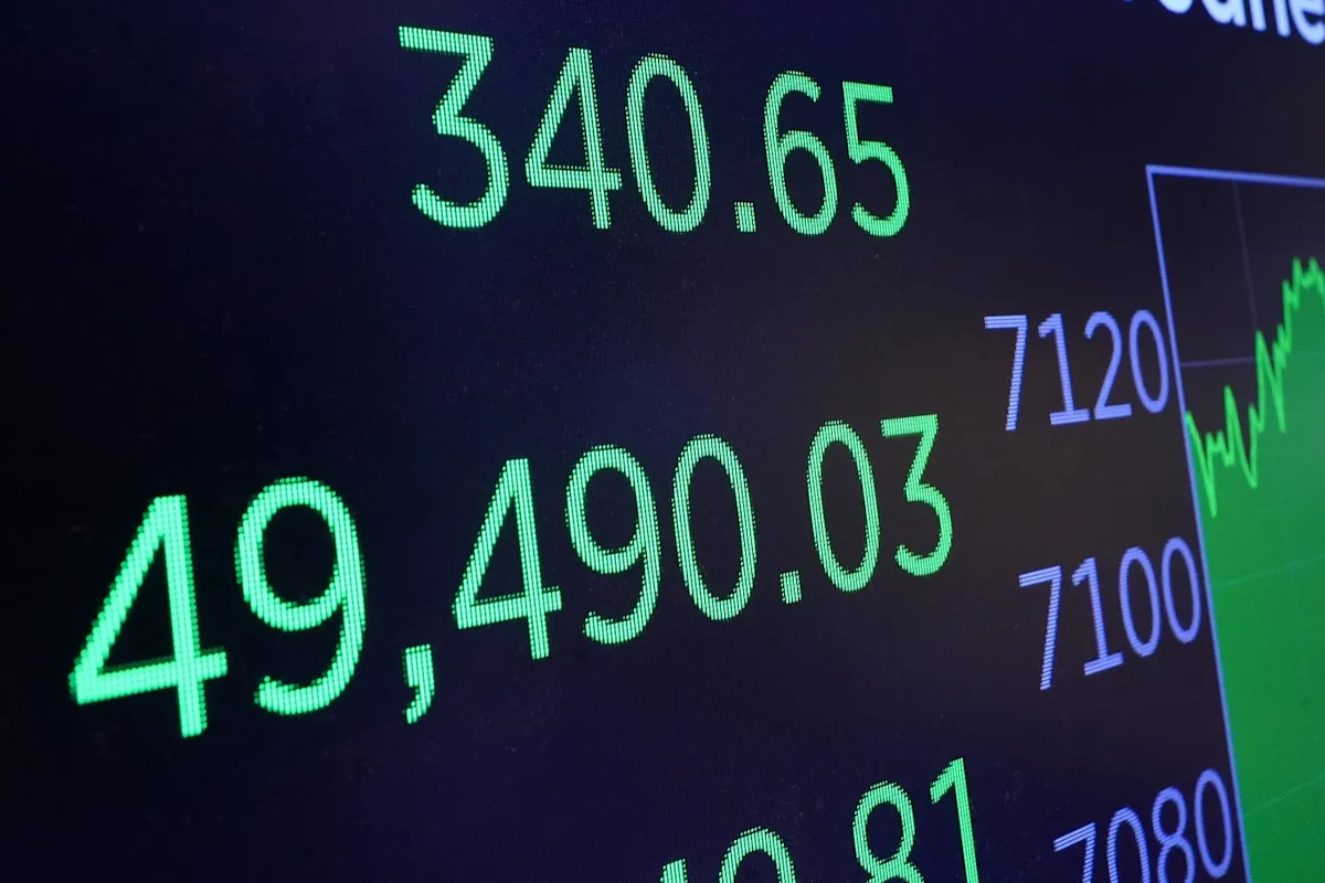 Democrats feud over stock trading as they sharpen anti-corruption case against Trump
