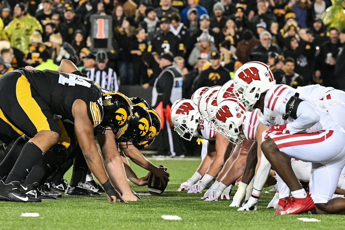 2027 Iowa football DL recruit commits to Big Ten rival
