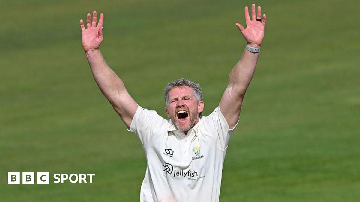 County Championship: Glamorgan in driving seat against Warwickshire