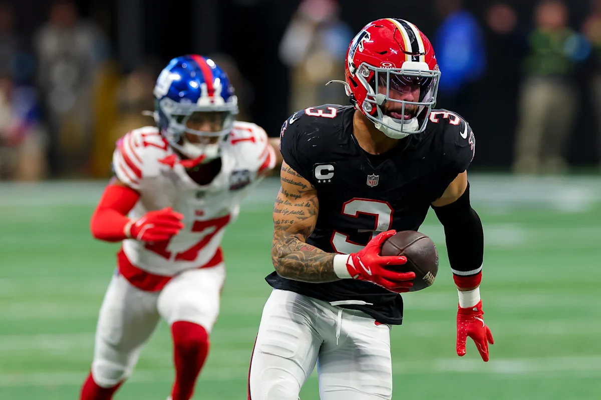 Which Falcons players will be free agents in 2027?