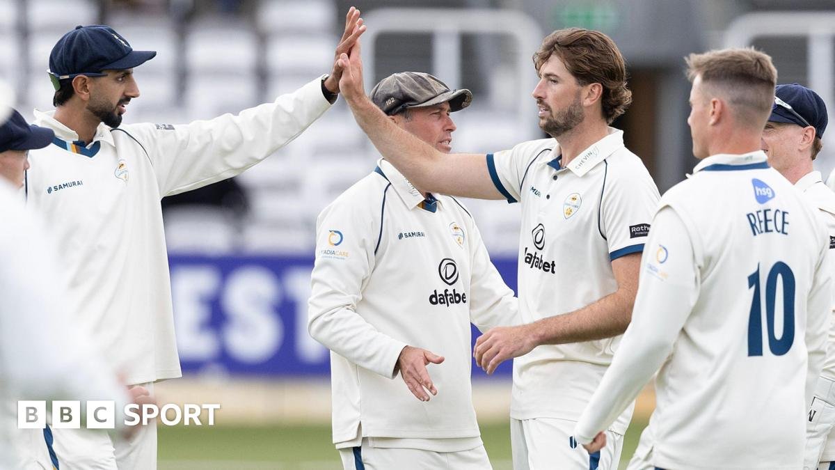 County Championship: Bowlers on top in day one of Middlesex v Derbyshire