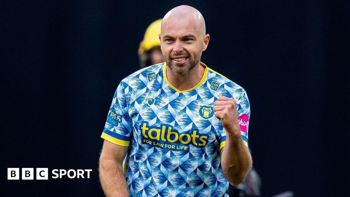 Jake Lintott: Kent sign Warwickshire spinner on loan