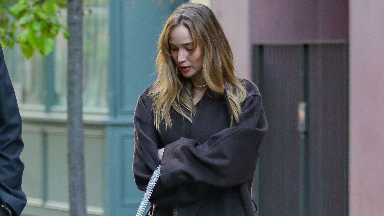 Jennifer Swapped Ballerinas For the Chicer Satin Kitten Heel Trend