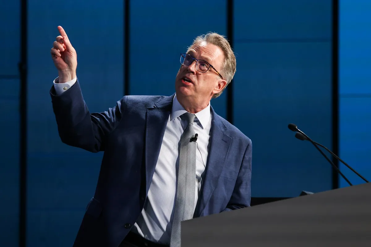 Fed’s Williams Quips Economist Jobs Are Safe as AI Shift Unfolds