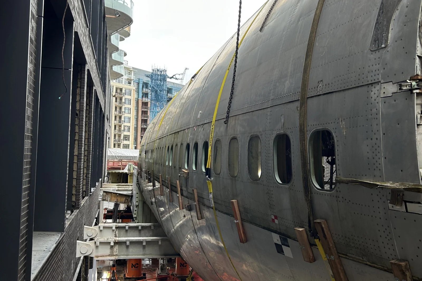 There’s a 747-fuselage suspended between 2 Seattle high rises