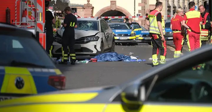 Driver plows into crowd at shopping area in Germany, killing 2 – National