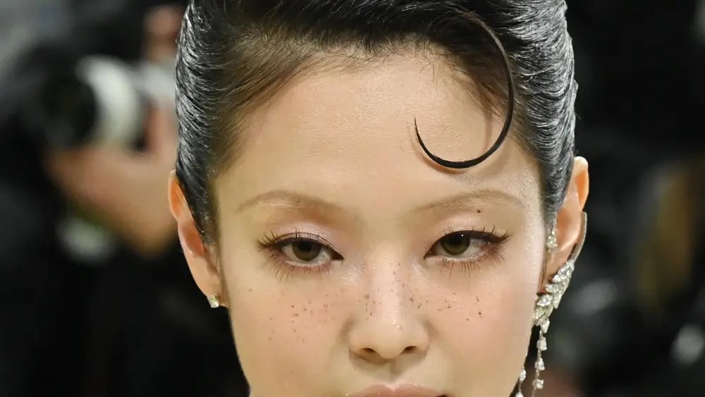 Are Y2K Skinny Eyebrows Trendy Again?