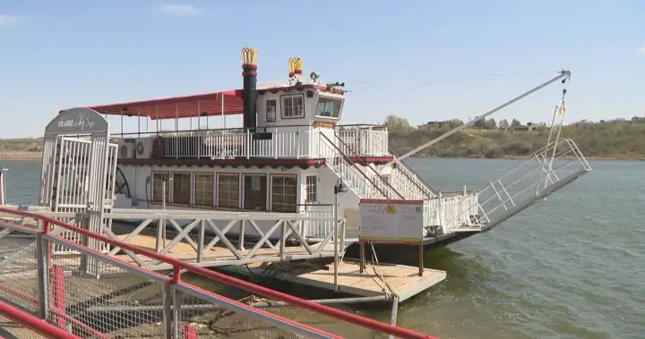 Saskatoon riverboat suspends trips, wants answers on low river levels