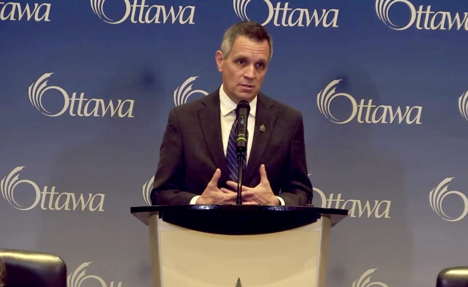 Sutcliffe holds early lead in Ottawa mayoral race: poll