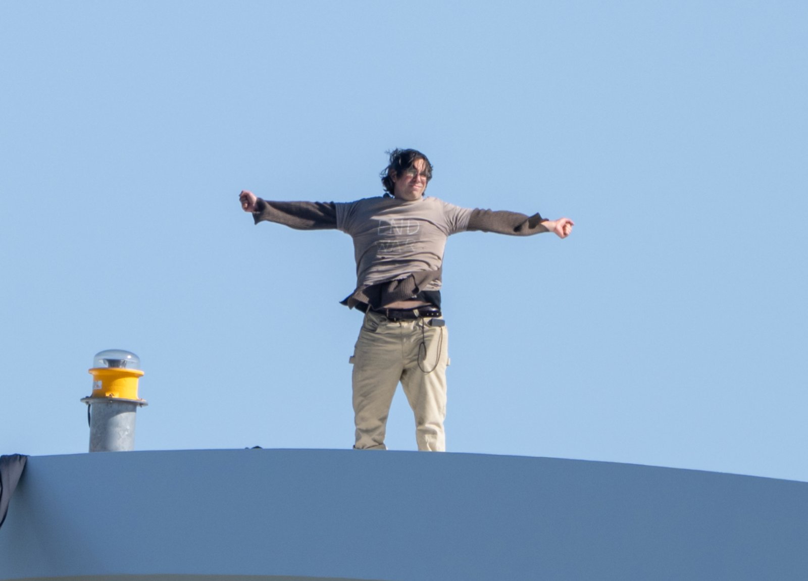 Iran war protester speaks to Al Jazeera from top of Washington bridge | US-Israel war on Iran