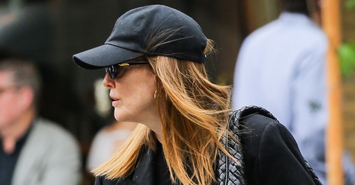 The Chic Way to Style an Oversize Blazer and White Sneakers in 2026