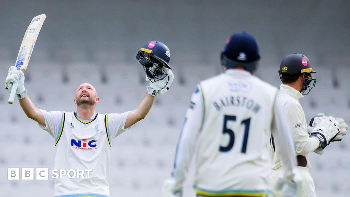 County Championship: Yorkshire dominate Surrey on day one