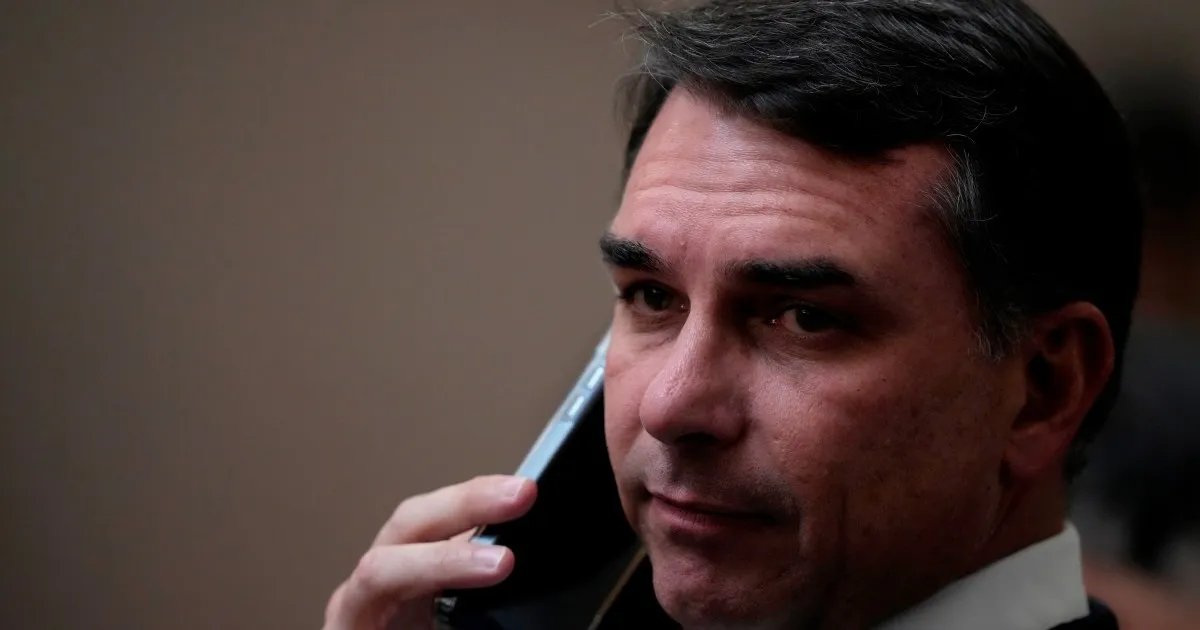 Brazil’s Flavio Bolsonaro meets with Trump amid troubled presidential bid | Elections News