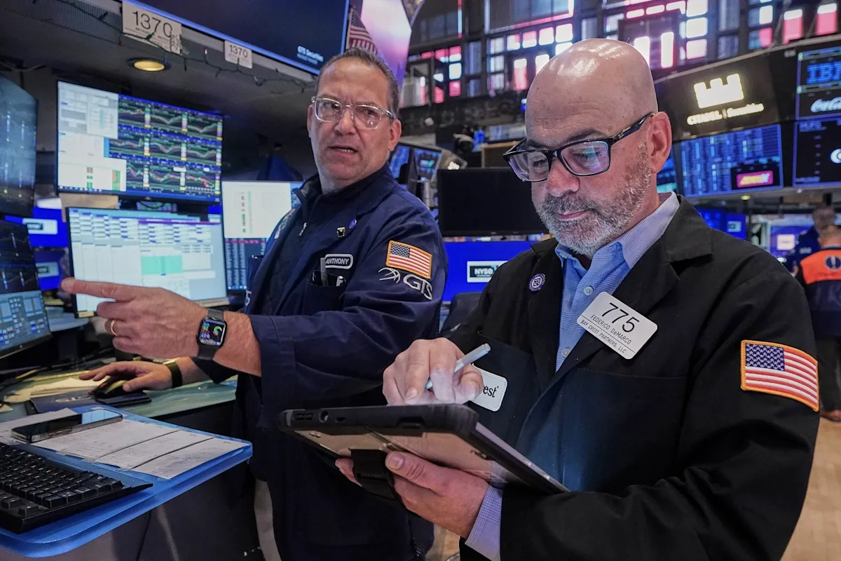 US stocks close out their 8th straight winning week