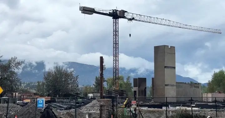 Penticton residents displaced due to safety risk from compromised crane following fire – Okanagan
