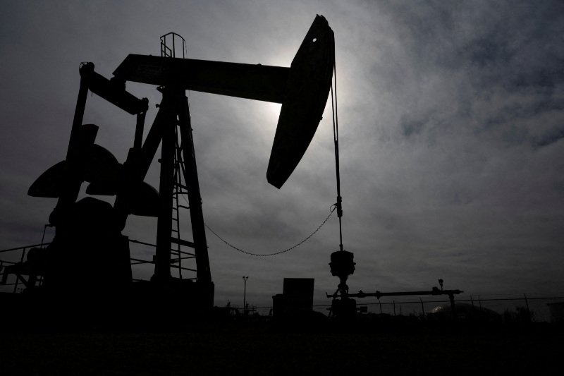 Oil falls 2% as Trump holds off scheduled attack on Iran