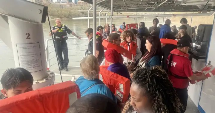 Edmonton Queen riverboat gets stuck on Mother’s Day cruise, about 200 people evacuated – Edmonton