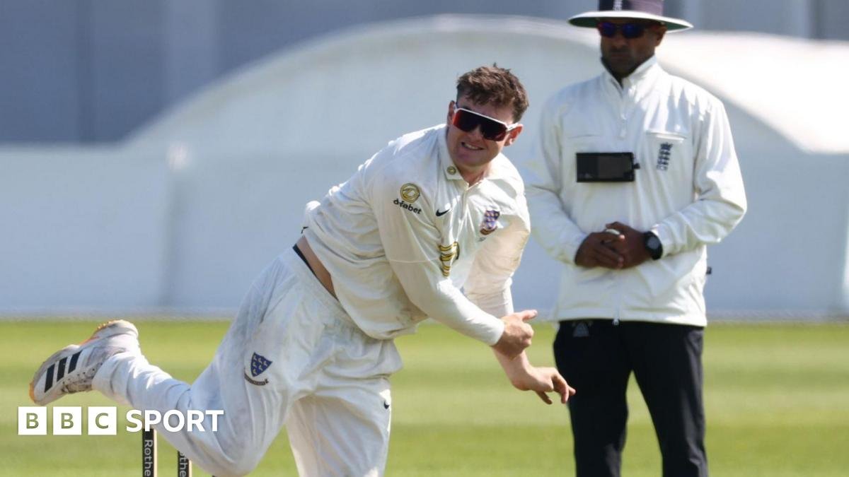 County Championship: Sussex drop six catches as Leicestershire are bowled out