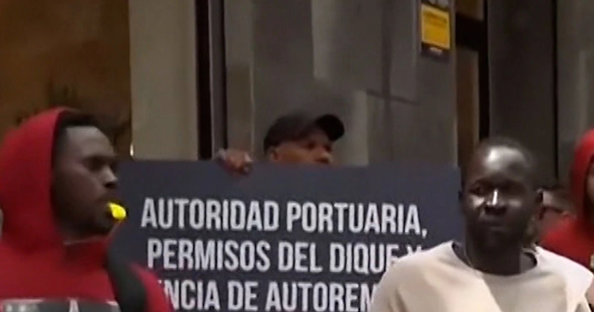 Port workers protest hantavirus cruise ship arrival