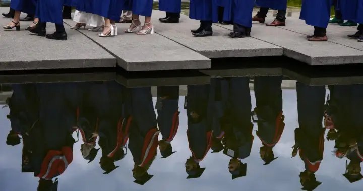 As grads enter tough job market, moving home ‘makes perfect sense’: experts – National