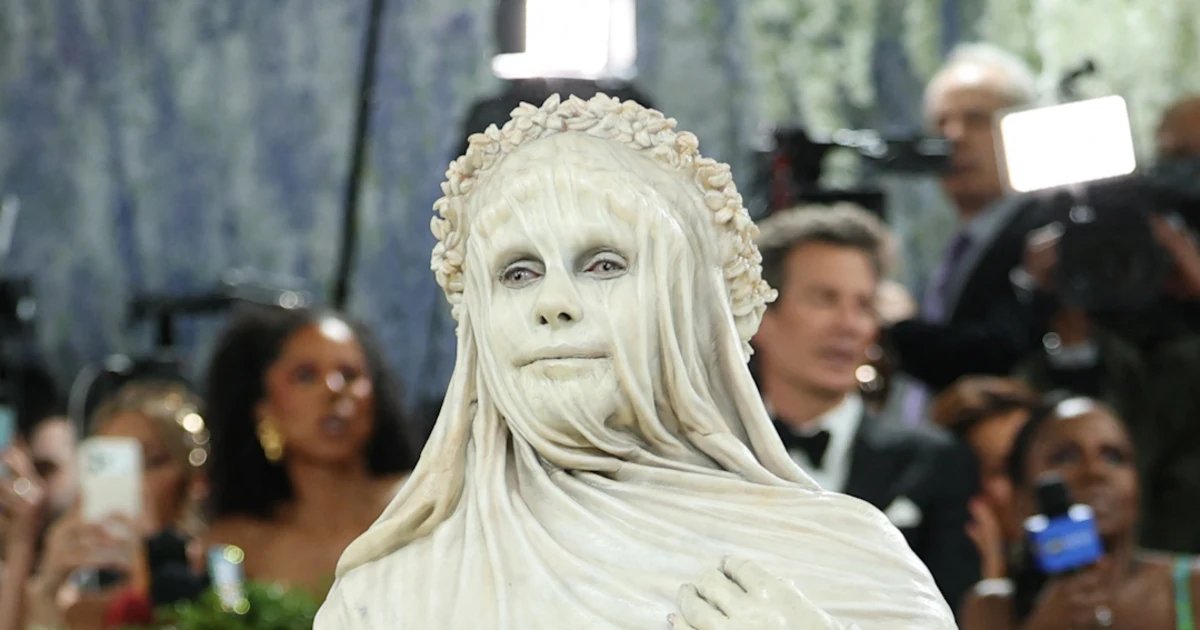 Heidi Klum wears statuesque look by Mike Marino