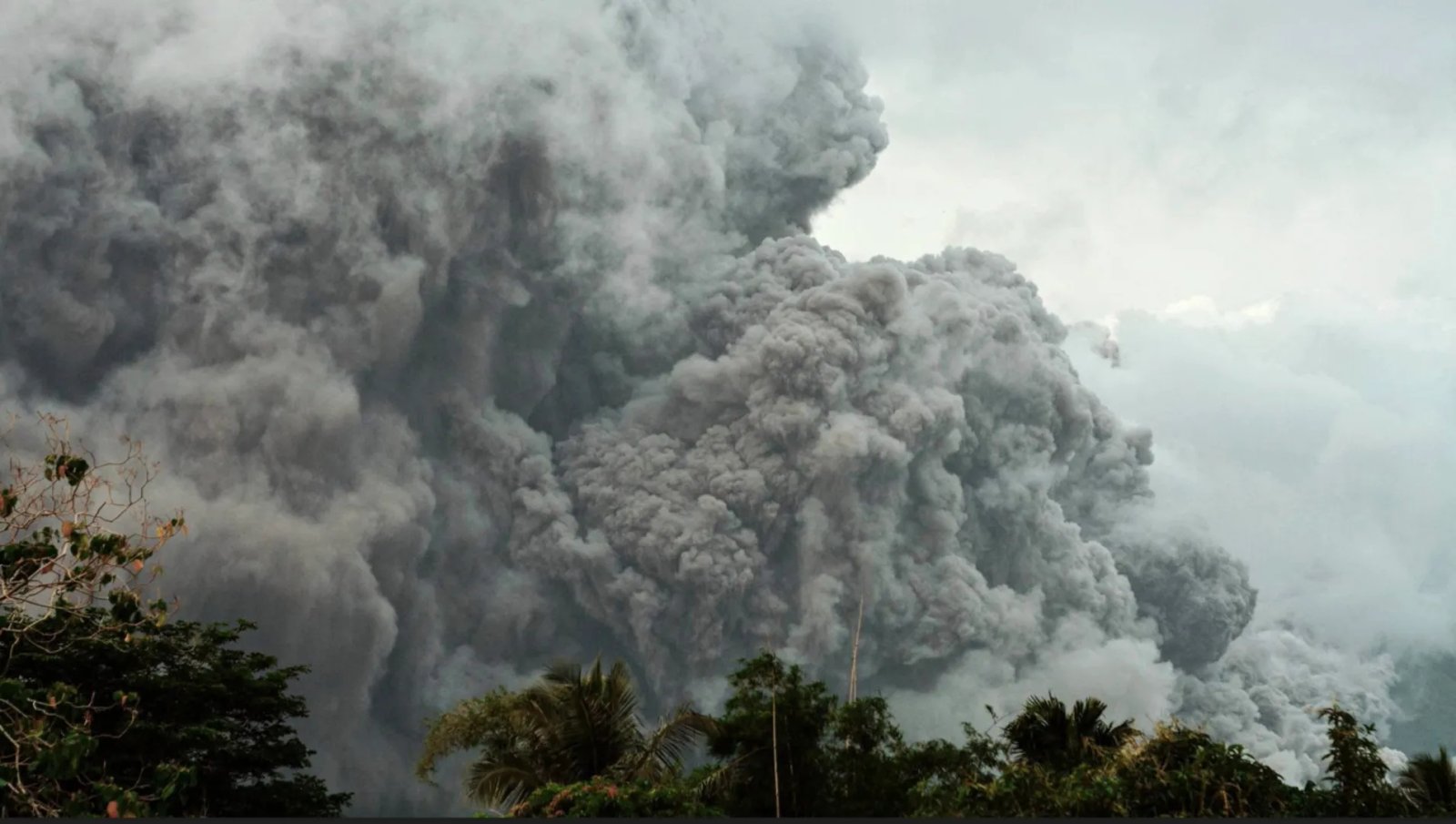 Philippines volcano erupts, blanketing ash across the sky | Volcanoes