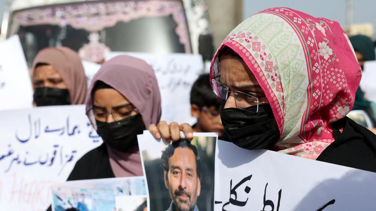 Families demand release of Pakistani crew captured by Somali pirates | Protests