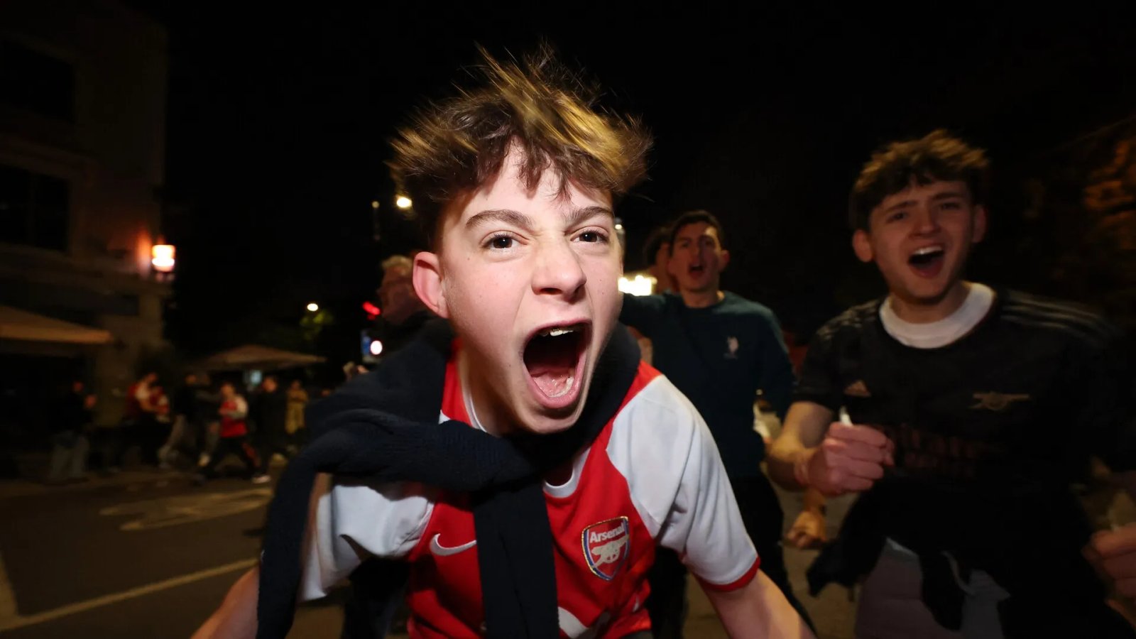 Arsenal fans erupt after team secures Premier League crown | Football