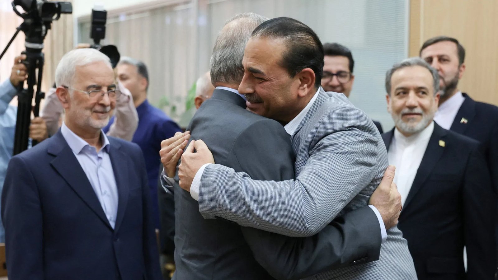 Iran sends ‘mixed’ messages as Pakistani mediators depart Tehran | US-Israel war on Iran