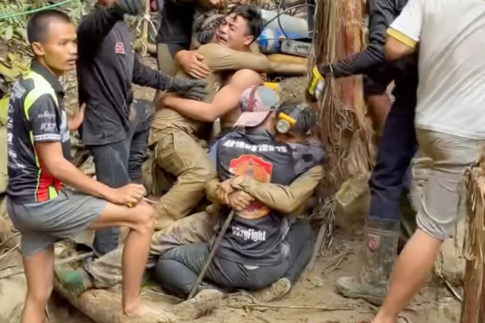Emotional scenes as more survivors pulled from flooded Laos cave | Newsfeed